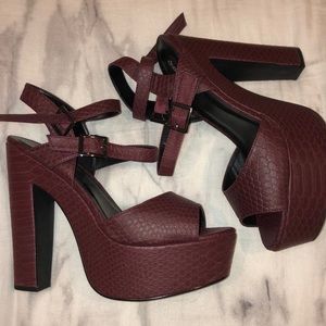 🐍 New Charlotte Russe maroon snakeskin pumps 10